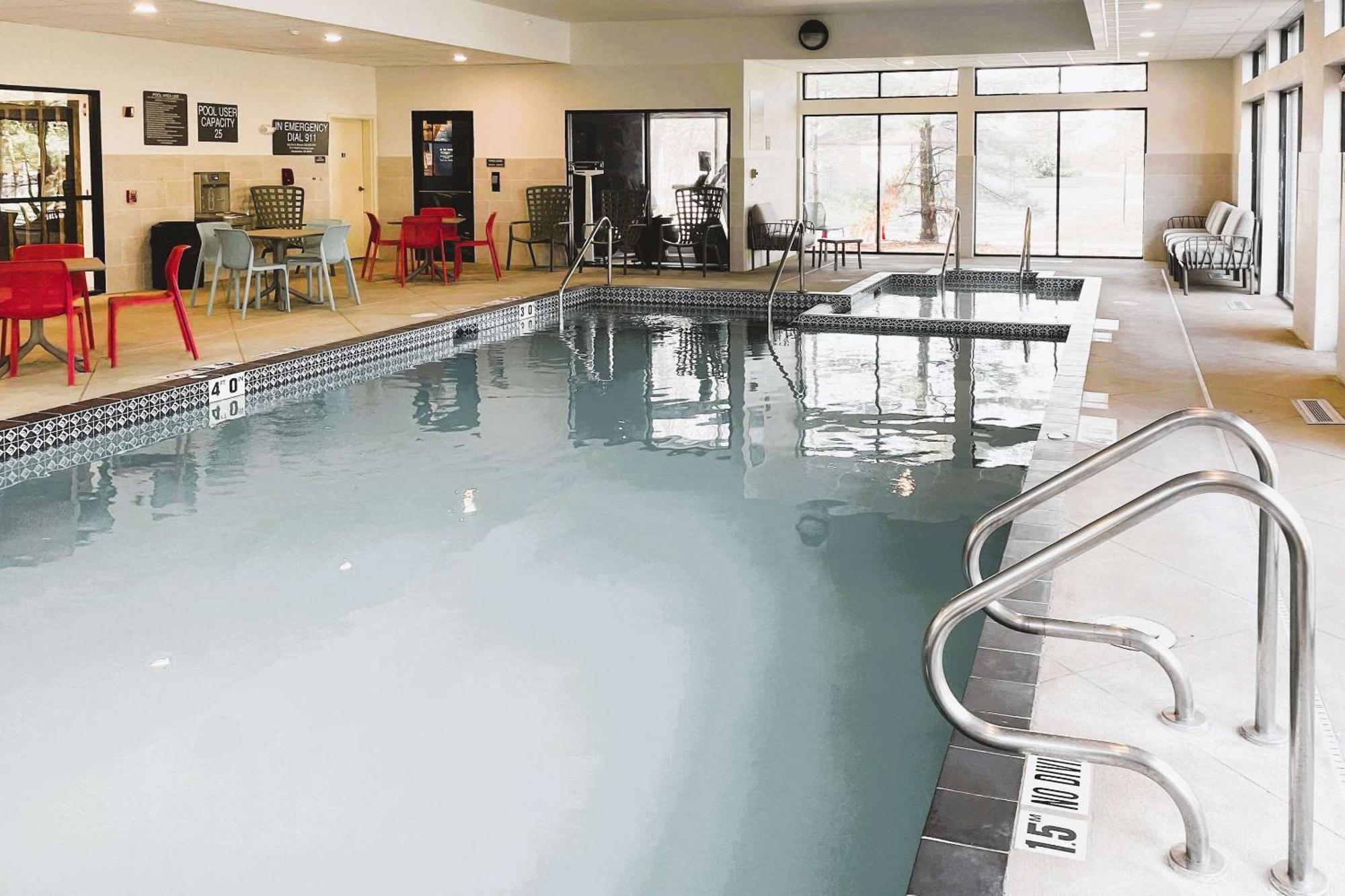 Comfort Inn & Suites Nw Milwaukee Germantown Екстериор снимка